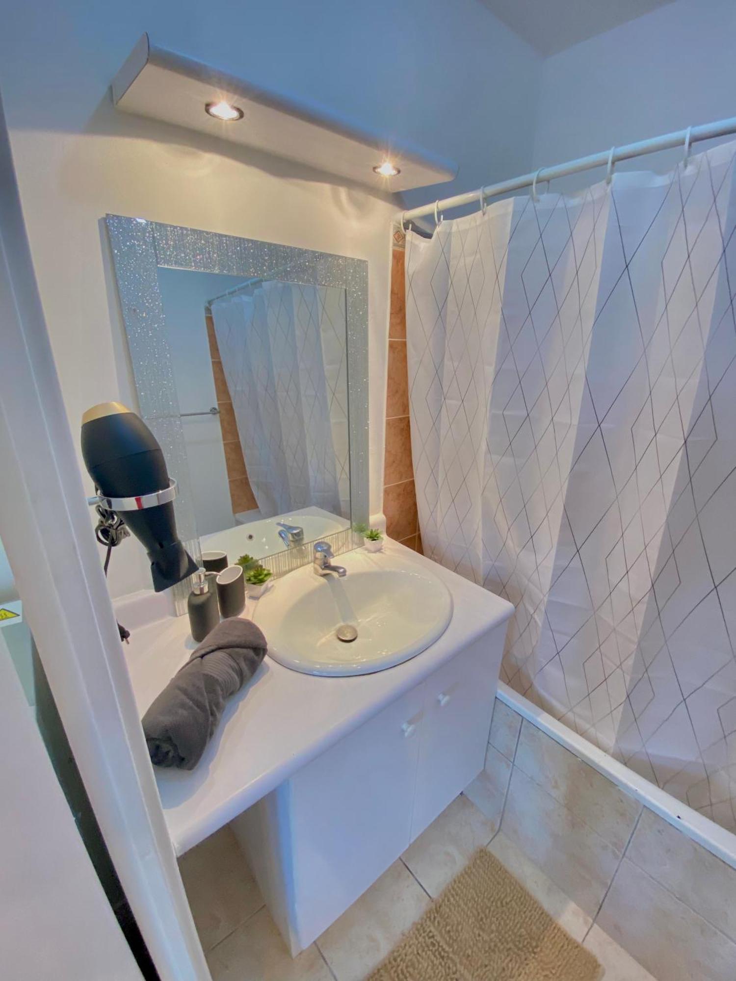 Cozy Riverfront Living, 5-Min Walk To Riverside Train Neuilly-Plaisance Luaran gambar