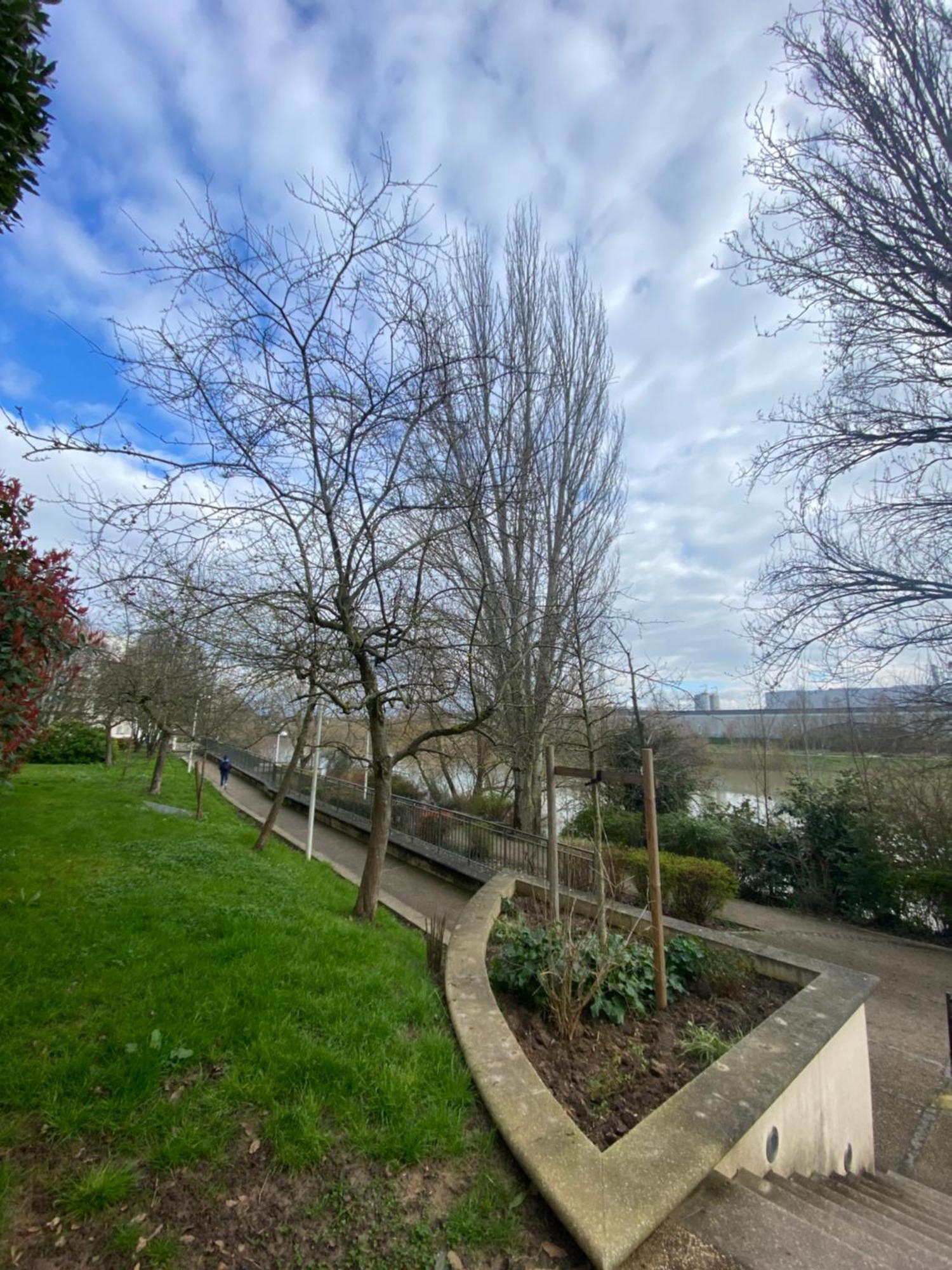 Cozy Riverfront Living, 5-Min Walk To Riverside Train Neuilly-Plaisance Luaran gambar